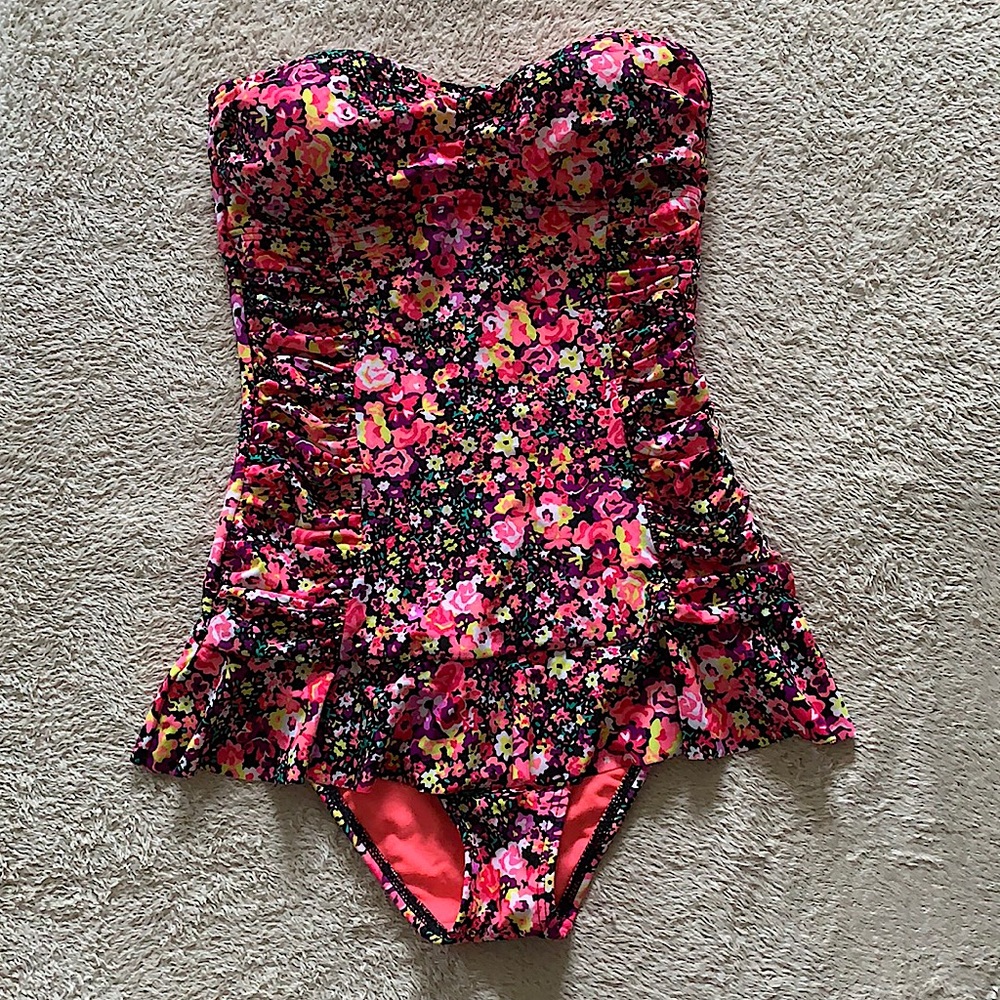 ARIZONA SZ S MULTICOLOURED SWIMSUIT WITH PLEATS ON BOTH SUDES & RUFFLES AT HIP.